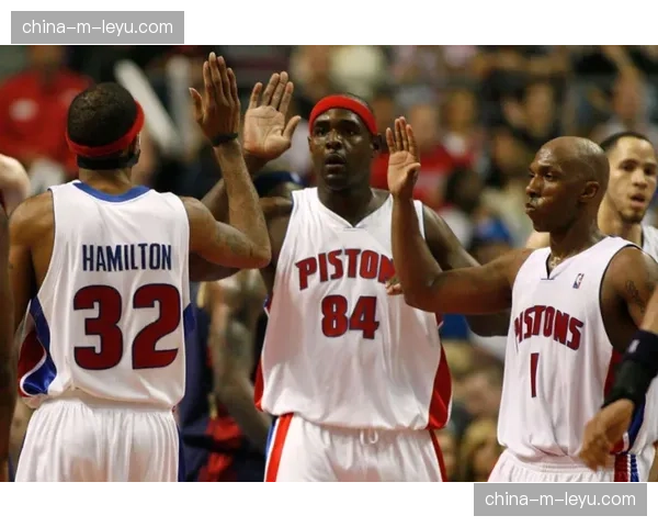 通讯：黄蜂与活塞的“菜鸡互啄”中，却展现了几套令人眼前一亮的新秀配合战术。