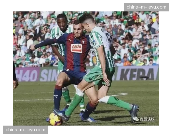 花絮：贝蒂斯小球迷冲入场内拥抱伊格莱西亚斯被温和带离